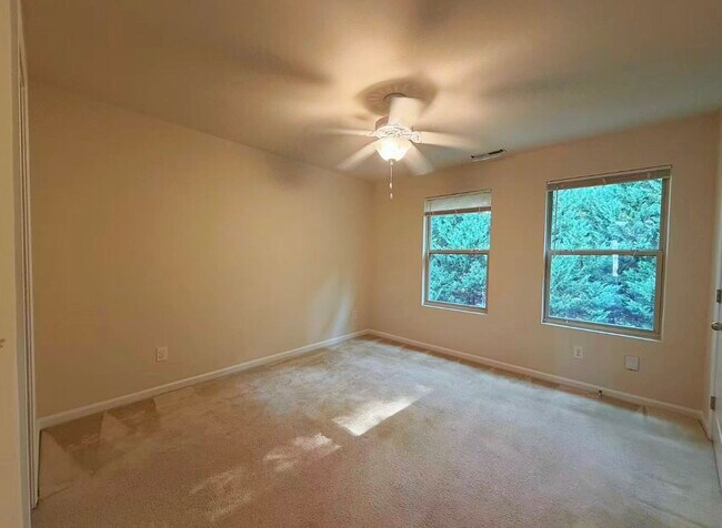 Building Photo - 12 Pocono Dr
