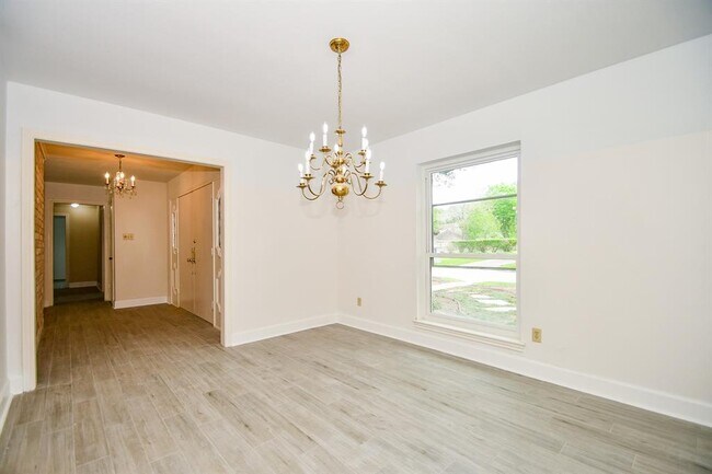 Building Photo - 3007 Broadmoor Dr