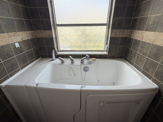 Building Photo - "Charming 2-Bedroom Duplex Retreat in Venice East!"