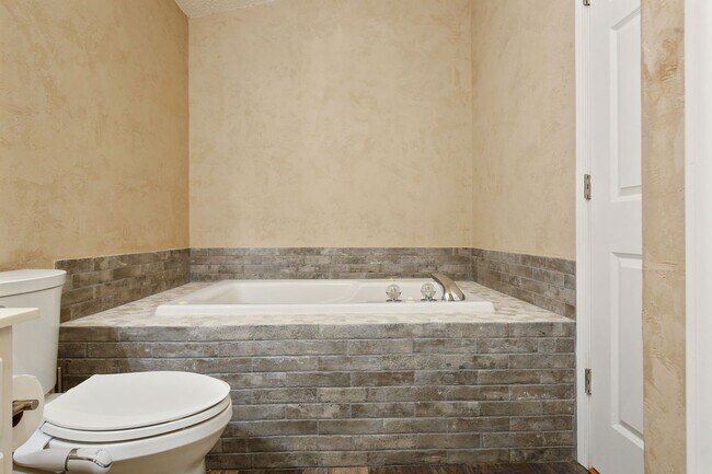 Building Photo - Pet-Friendly 3BR, 1/3.4 Home in Apple Vall...
