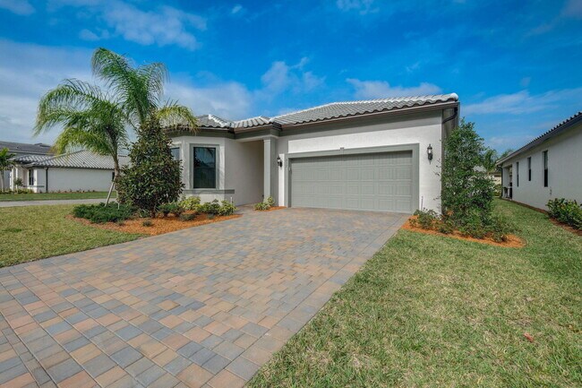 Building Photo - 837 SE Courances Dr