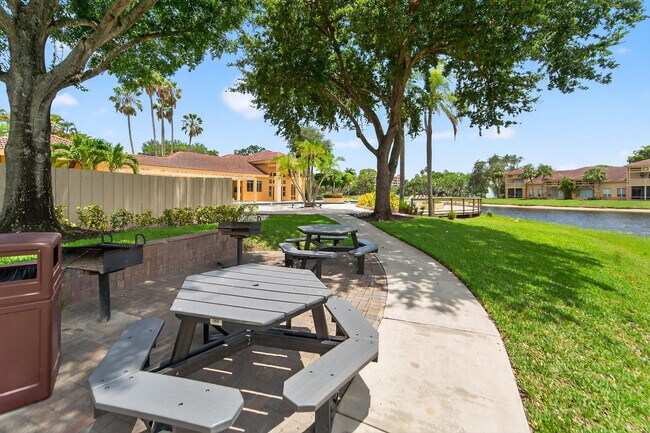 Building Photo - 4807 Via Palm Lakes Via