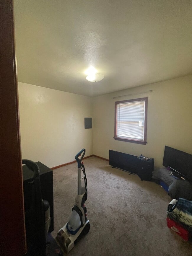 Building Photo - 2 BED / 1 BATH DUPLEX