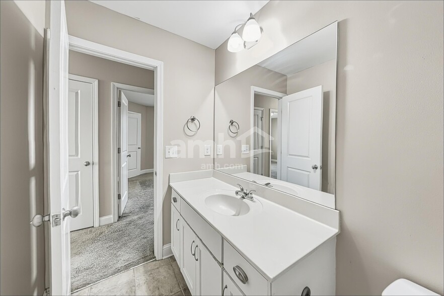 Building Photo - 2049 Greenfern Ct