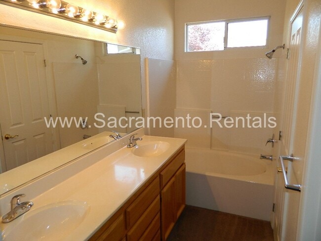 Building Photo - Nice 3bd/2ba Home with 2 Car Garage near Roseville Galleria