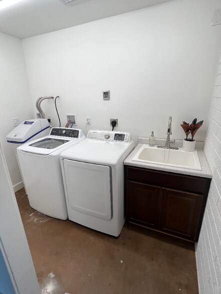 Building Photo - 6438 E Sheridan St