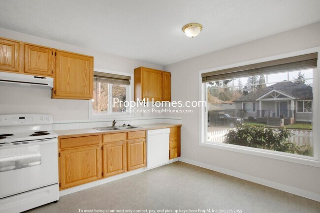 Building Photo - Cozy Two Bedroom Home in Willamette on a Massive Lot!