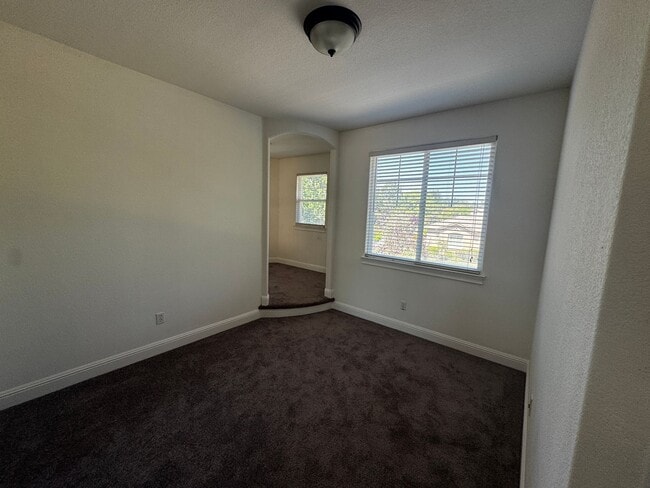 Building Photo - Fabulous Serrano Home