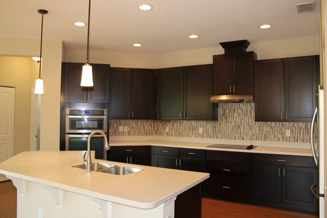 Building Photo - "Stunning 3 Bed/2 Bath Home with Lake View...