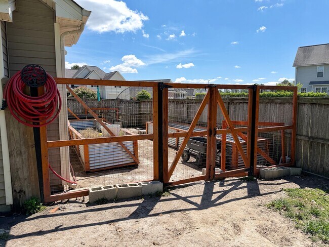 Building Photo - 703 Stagecoach Dr