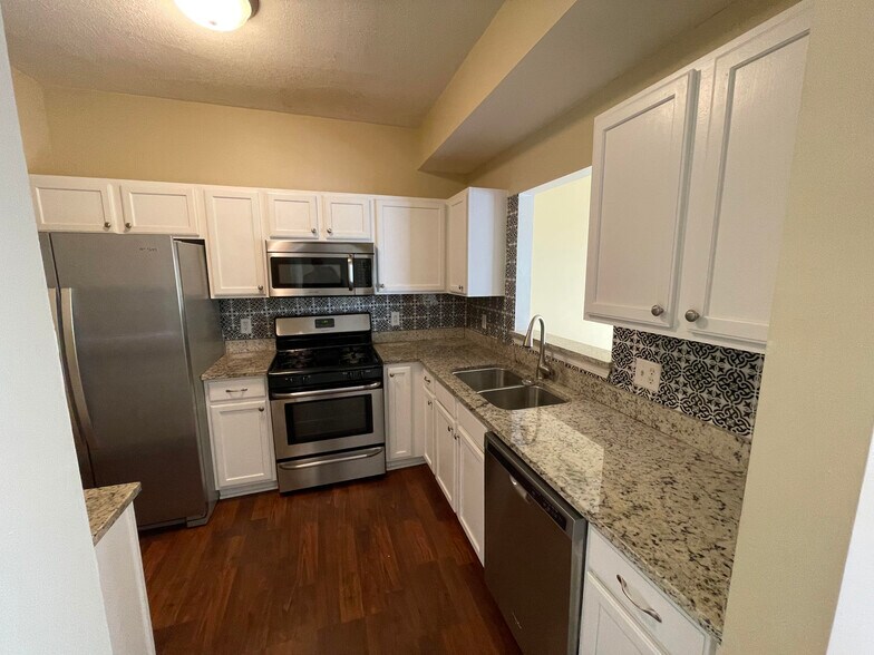 Building Photo - 1750 W Chrysler Dr