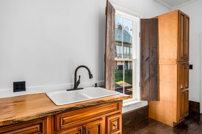 Building Photo - 120 S Cherokee St