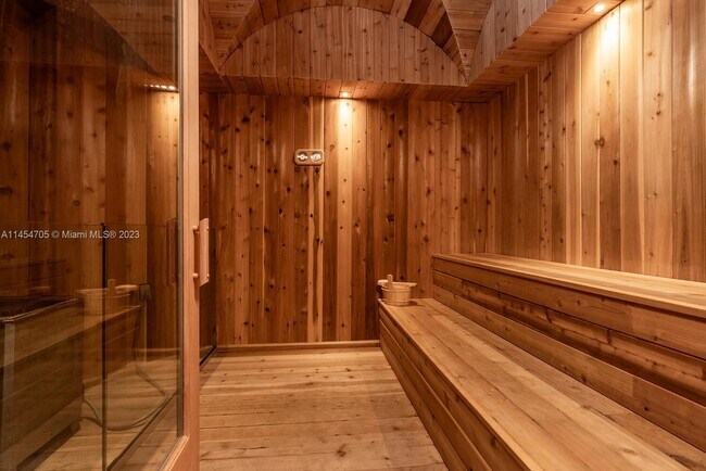 Building Photo - 1581 Brickell Ave