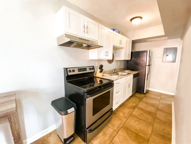 Building Photo - 2990 Rhodes Cir S