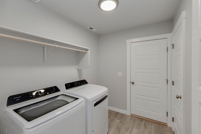 Building Photo - Charming Attached Townhome in Nampa at an Incredible Price!