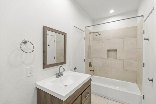 Building Photo - 2202 Wavell St