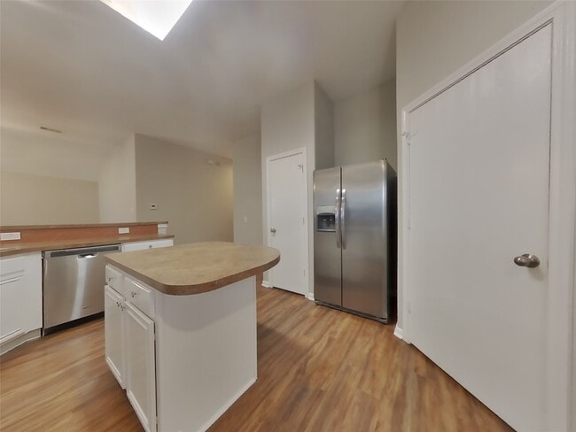 Building Photo - 810 Forest Hillside Ln