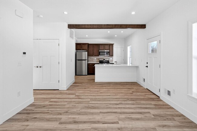 Building Photo - Hemlock Manor