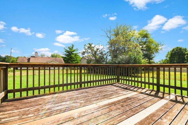 Building Photo - Pet Friendly Three Bedroom!