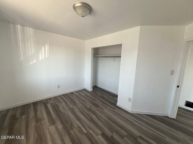 Building Photo - 530 S Yarbrough Dr