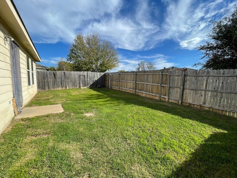 Building Photo - 5013 Waterford Dr