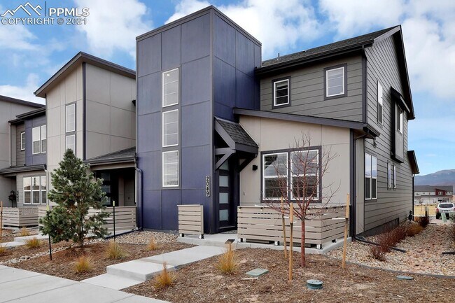 Primary Photo - Beautiful and Newer 3 Bedroom Townhome in ...