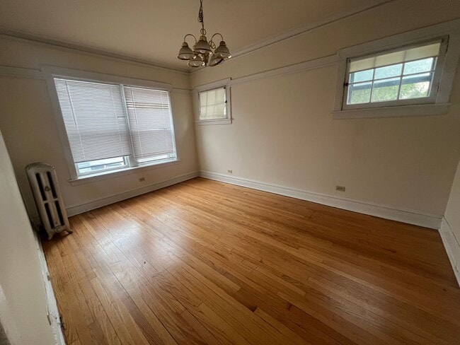 Building Photo - 3348-1 W Sunnyside 2bed/1bath