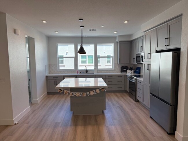Building Photo - Brand New Townhome in Moonstone Community ...
