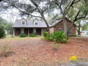 Building Photo - Stunning 5 Bedroom Home in Robledal Estates