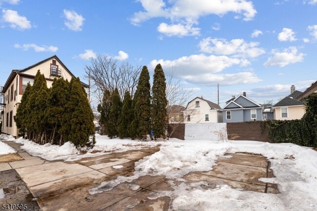 Building Photo - 335 Boulevard