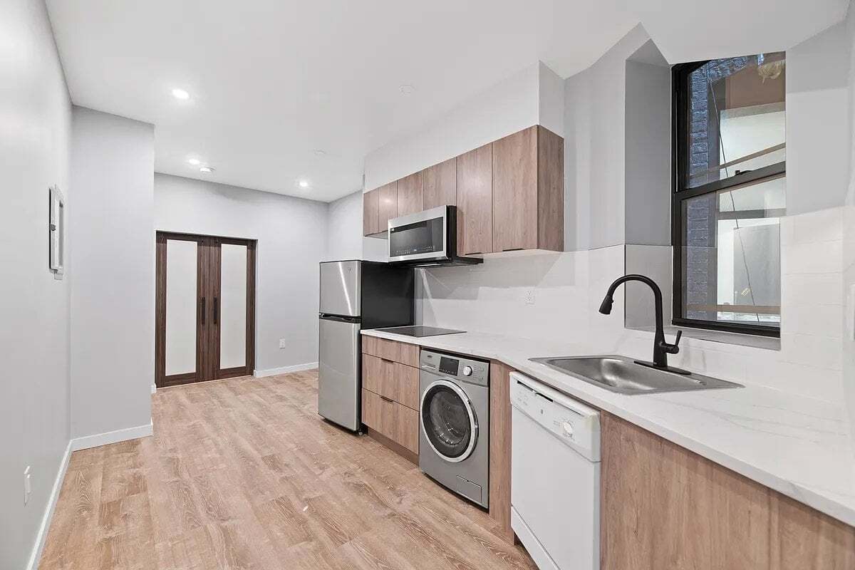 Building Photo - 437 W 46th St