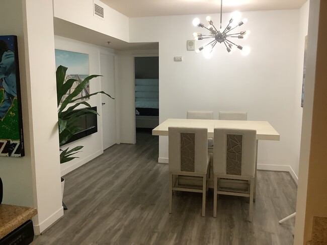 Dining area - 425 W Beech St