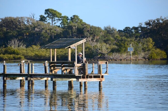 Building Photo - Gem of an apartment right on the coast! Wo...