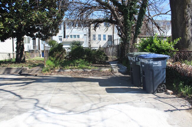 Building Photo - 1121 Oates St NE