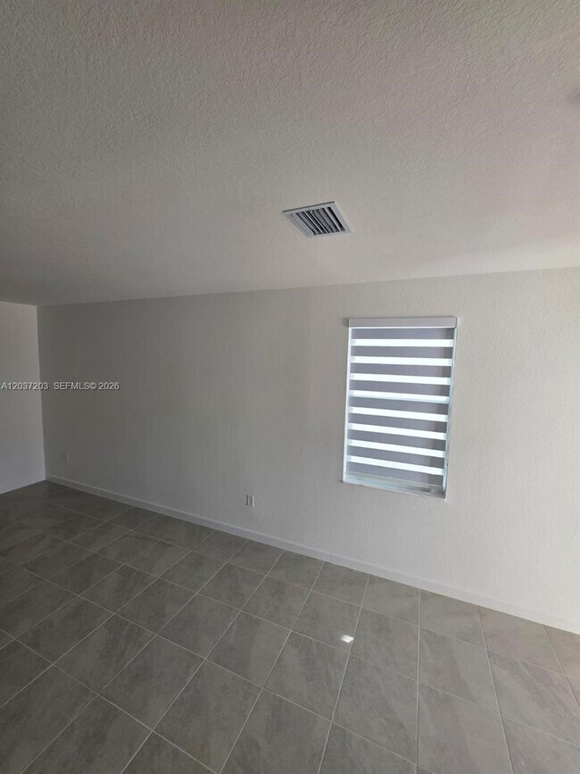 Building Photo - 2741 SE 24th Ct