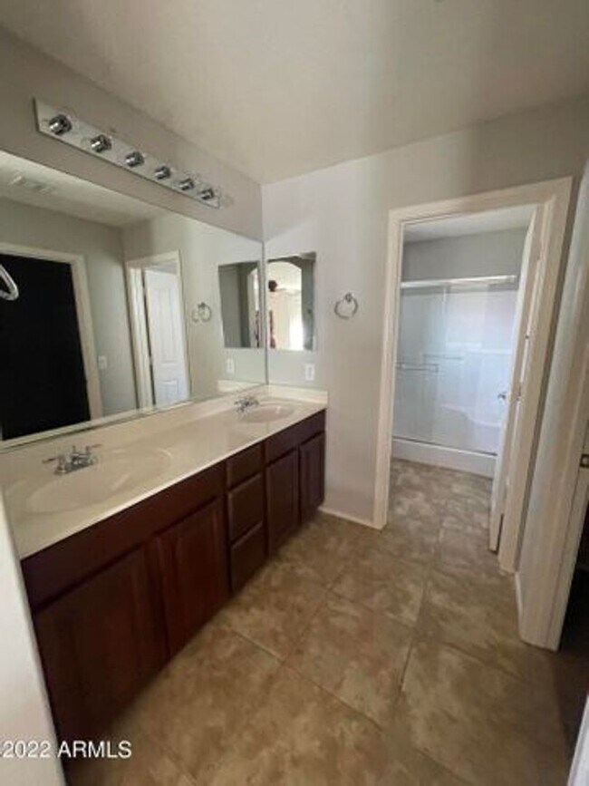 Building Photo - 2449 E Vermont Dr