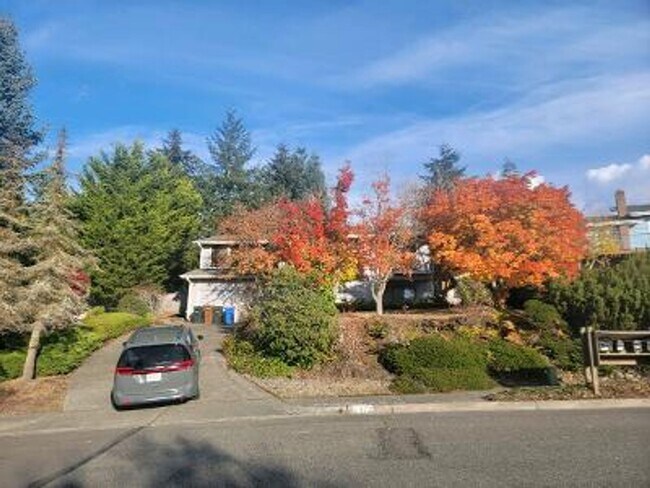 Building Photo - Classic North Tacoma 4 Bedroom Tri-Level with Peak a Boo View!