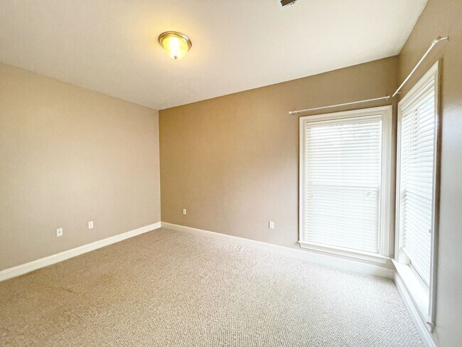 Building Photo - 10362 Hillmont Ave