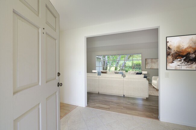 Building Photo - 4Bd/2.5Ba Clyde Hill Home