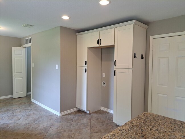 Building Photo - 3 Bedroom / 2 Bath / 2 Car Garage