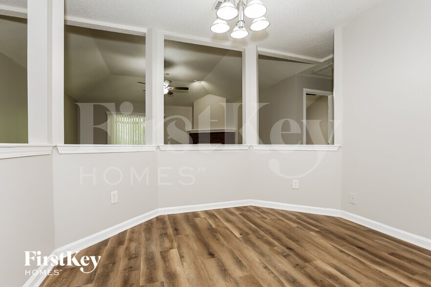 Building Photo - 370 Tait Rd