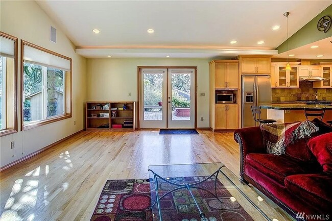 Building Photo - Beautiful and bright 3 bed / 2 bath rambler for rent!