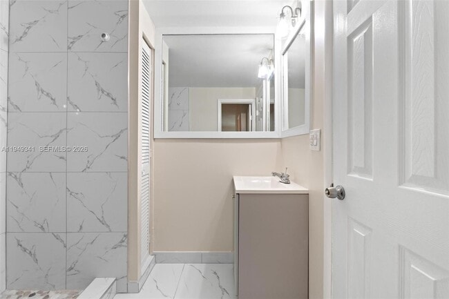 Building Photo - 3507 SW 25th Ter