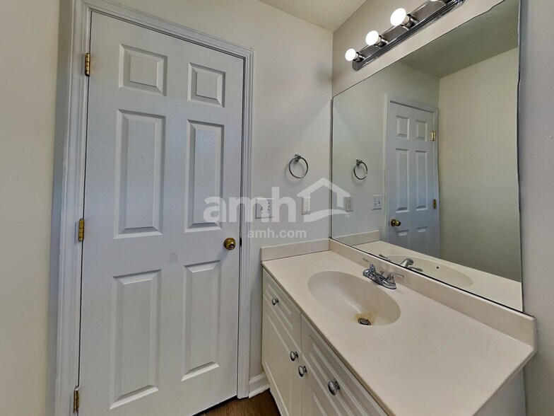 Building Photo - 614 Worthington Pl