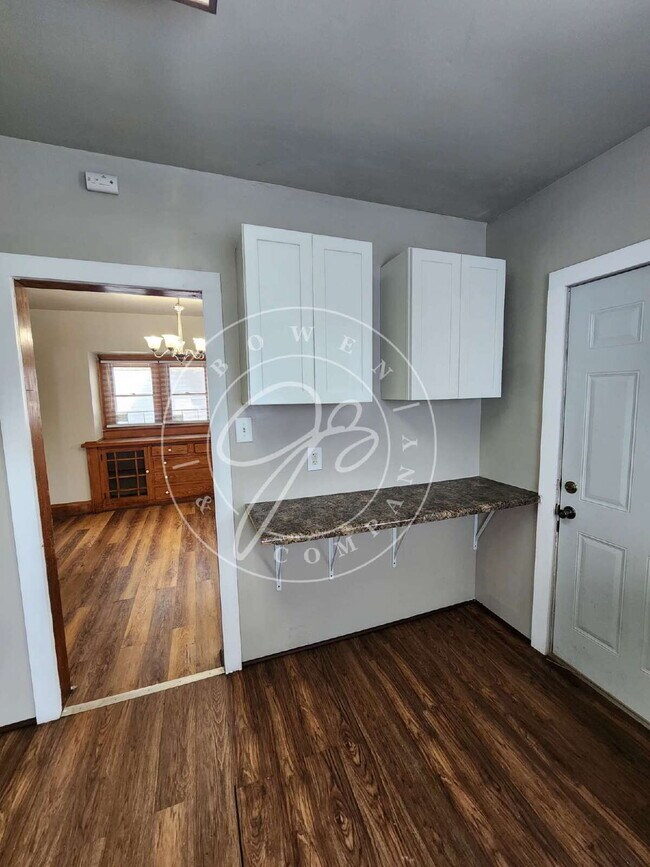 Building Photo - 3 bed 1 bath in West Toledo!- Many updates...