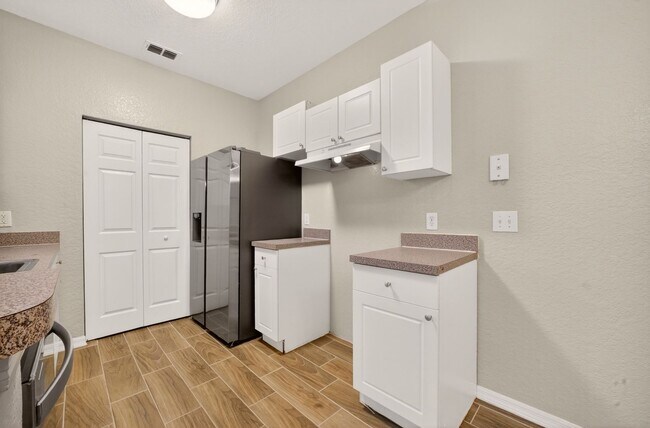 Building Photo - Crescent Place - 16-104