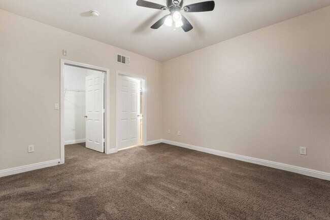 Building Photo - Beautiful Condo with Spacious Layout!