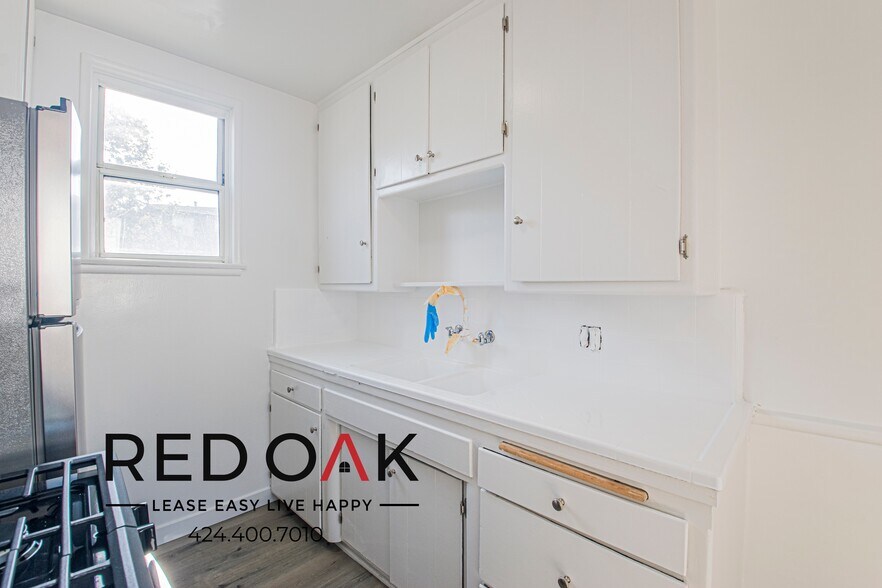 Building Photo - 820 S Gramercy Pl