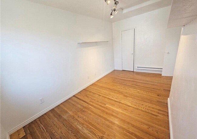 Building Photo - 807 Hazlett Ave