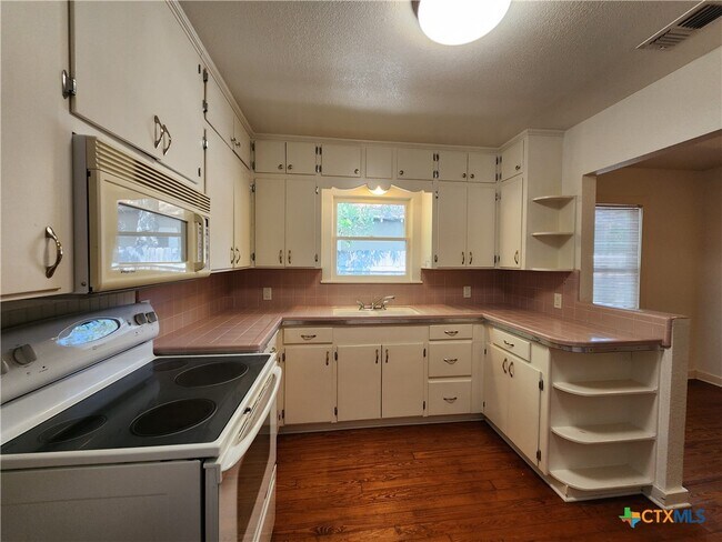 Building Photo - 588 S Castell Ave
